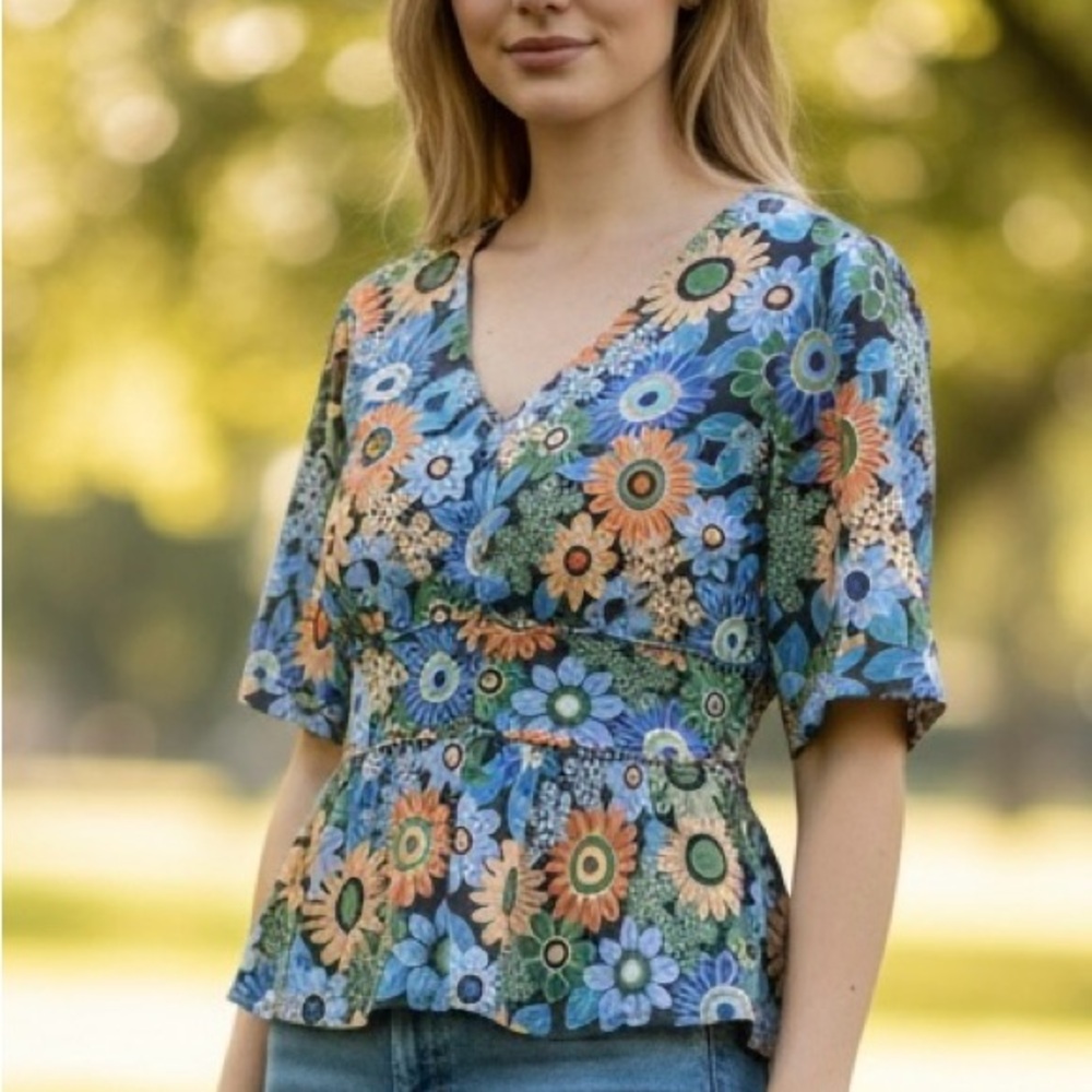 032 New Cabi never worn Happy Top no animals or smoke home